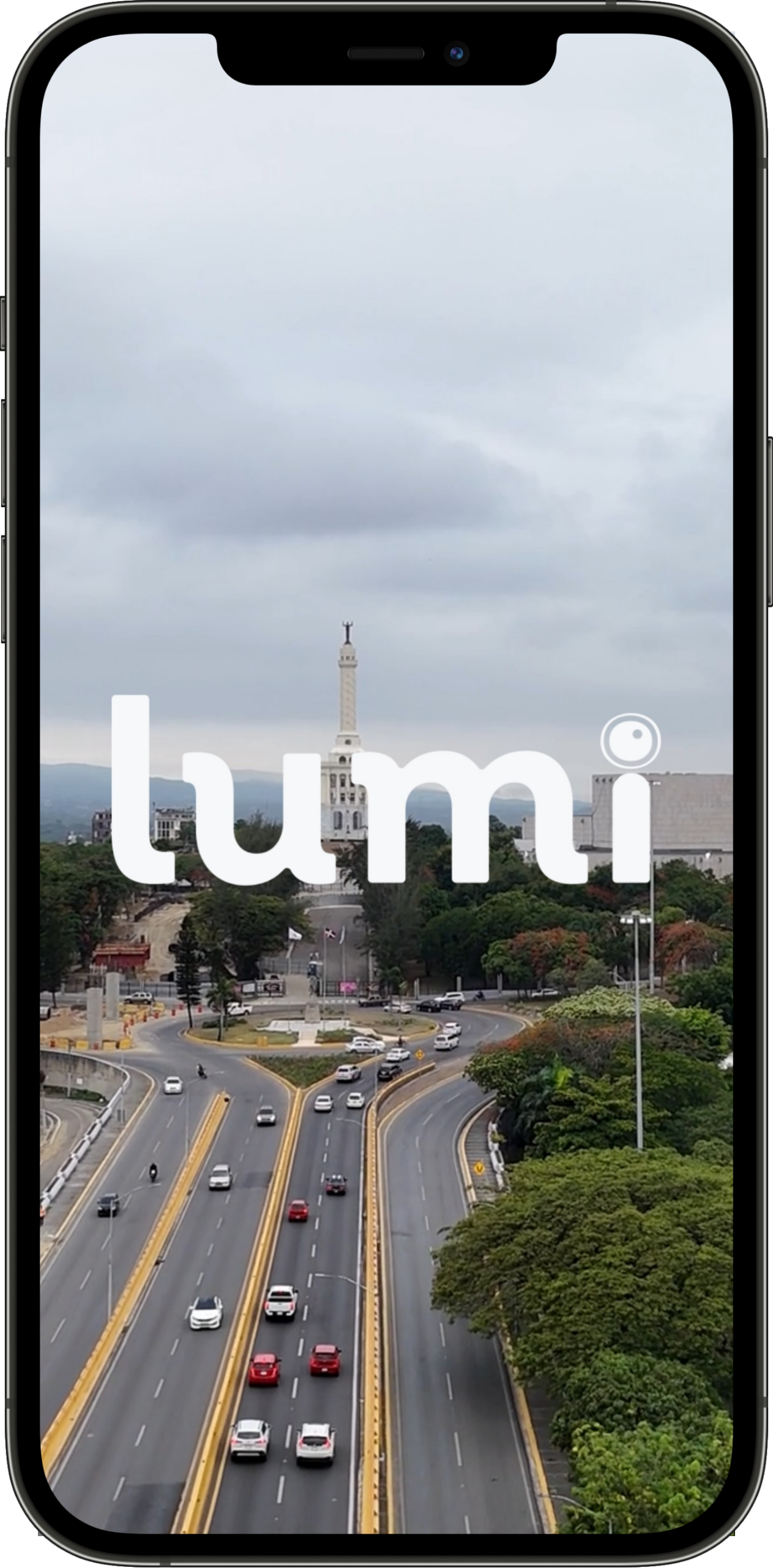 Pantalla de bienvenida de la App LUMI sobre una vía dominicana